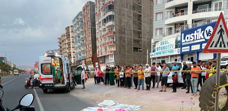 Yolun karşısına geçmek isteyen kadın aracın altında kaldı