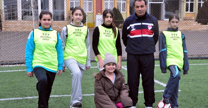 Mardinli Kızlar futbol okulu ile tanıştı