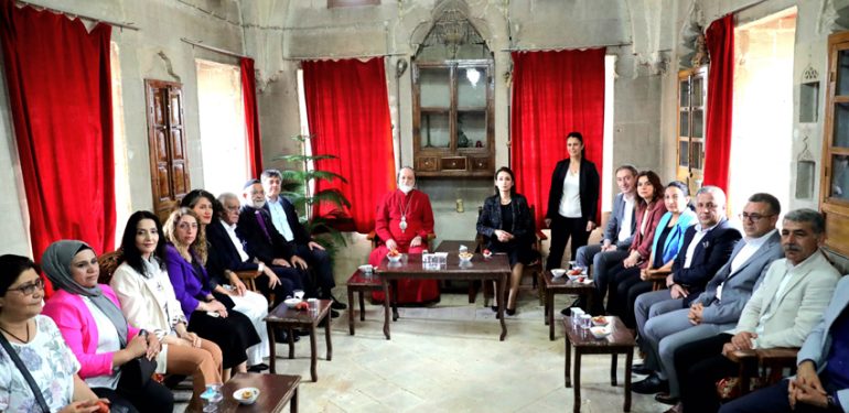DEM Parti ve Büyükşehir Başkanları Paskalya Bayramı için Kiliseyi Ziyaret etti