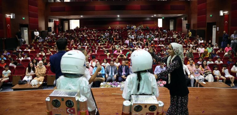 “Köyden İndim Uzaya“ adlı tiyatro oyunu büyük beğeni topladı