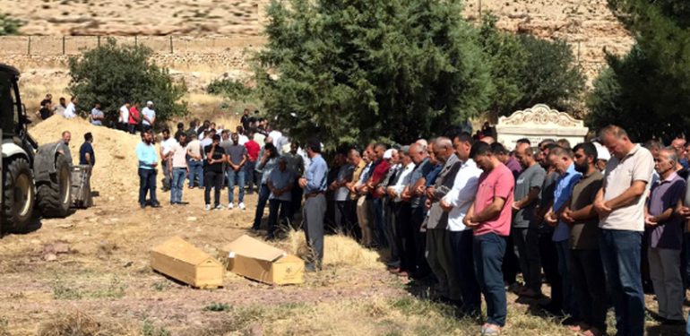 Adana’da damatları tarafından öldürülen 4 aile ferdi Derik’te defnedildi