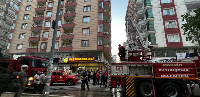 Kızıltepe’de çıkan ev yangını itfaiyenin müdahalesiyle söndürüldü