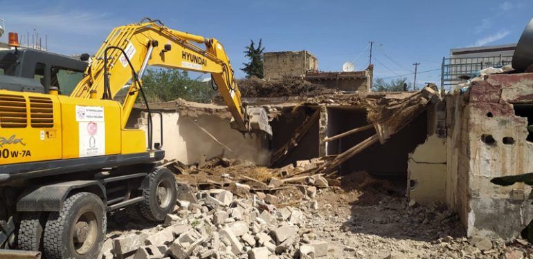 Kızıltepe’de Metruk bina yıkımına devam ediliyor