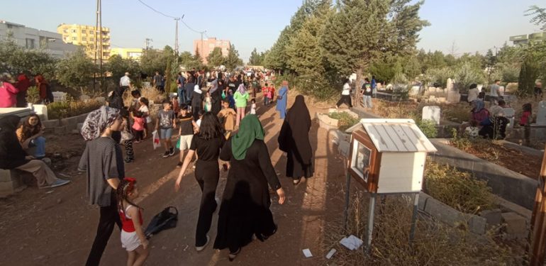 Kızıltepeliler bayram arefesinde mezarlıklara akın etti