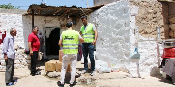 Dicle Gönüllüleri Yaşlı Çifti Sevindirdi