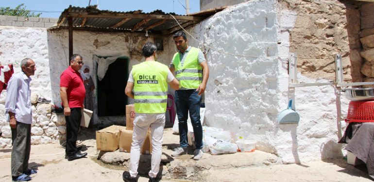 Dicle Gönüllüleri Yaşlı Çifti Sevindirdi
