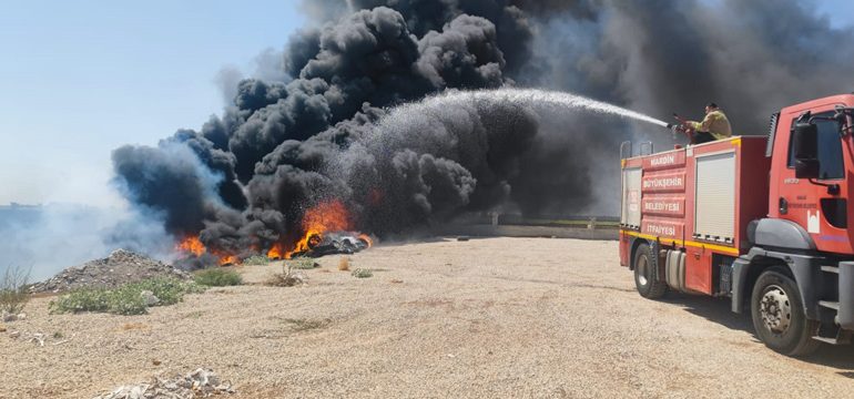 Kızıltepe’de araç lastiği yangını!