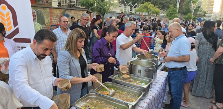 Kızıltepe Belediyesi aşure ikramında bulundu