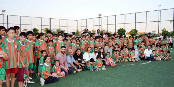 Yaz futbol kursuna katılan öğrenciler forma dağıtıldı