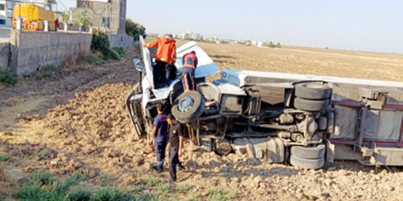 Kızıltepe’de TIR aracı devrildi: 1 Yaralı