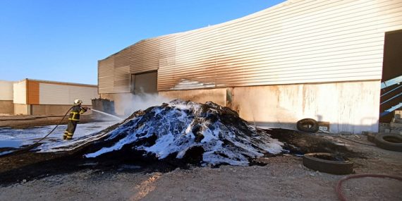 Plastik fabrikasında çıkan yangın söndürüldü