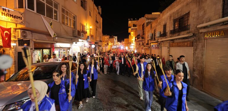 Mardin’de Fener Alayı Korteji’nde 47 Metre uzunluğunda Bayrak taşındı