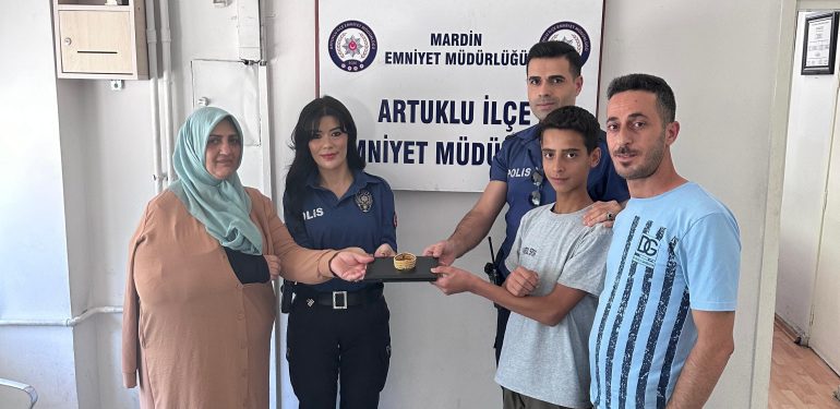 Lise öğrencisi bulduğu Altın bilekliği Polise teslim etti 