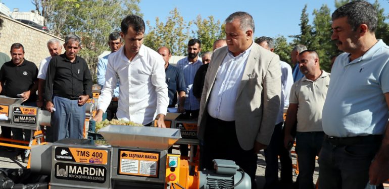 Büyükşehir Belediyesi 100 Adet Üzüm Sıkma Makinesi Dağıttı