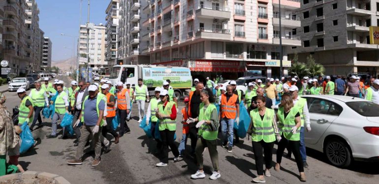 Büyükşehir Belediyesi temizlik seferberliğini Kızıltepe’den başlattı