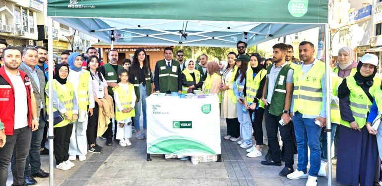 Kızıltepe Kaymakamı Şahin Yeşilay standını ziyaret etti