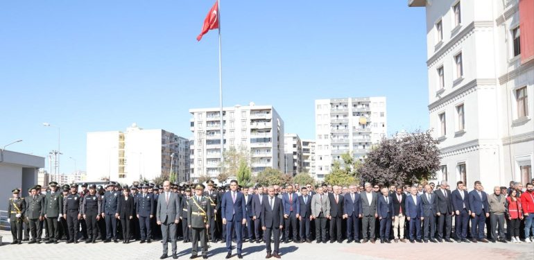 Kızıltepe’de Cumhuriyet Bayramı çelenk sunma töreni düzenlendi