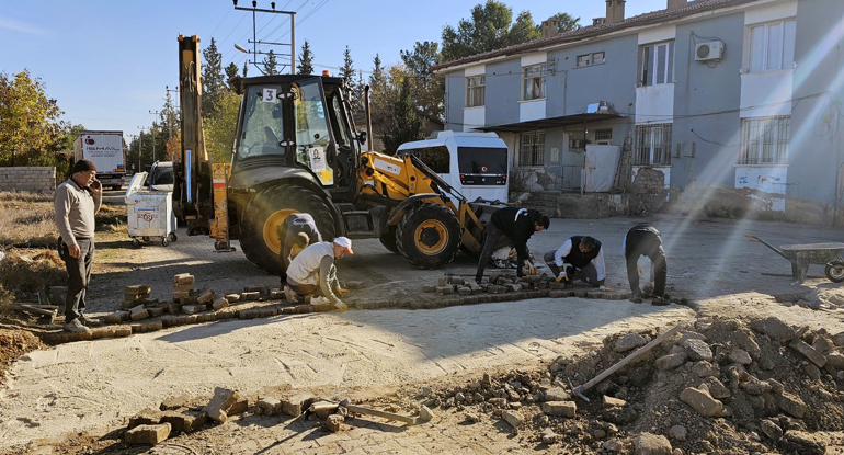 Kızıltepe Belediyesi Şenyurt Mahallesinde caddeleri onarılıyor