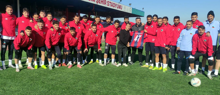 Mardin 1969 Sporlu futbolculardan engelli taraftara jest