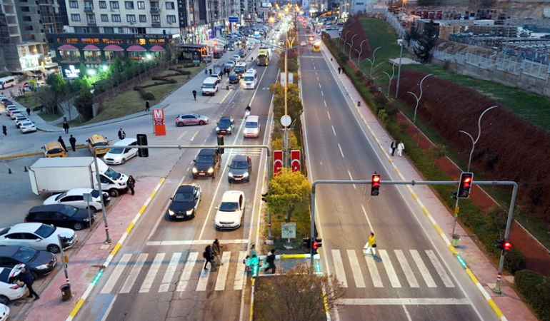 Mardin Trafiğinde led ışıklı yaya geçitleri ve sinyalizasyon dönemi başladı