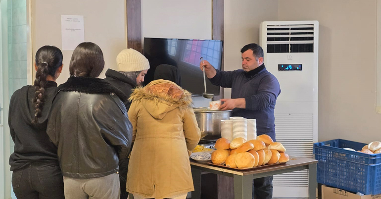 Belediye sınavlara hazırlanan öğrencilere Çorba dağıttı