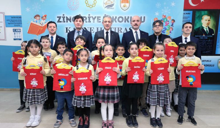 Vali Tuncay Akkoyun, öğrencilerin karne heyecanına ortak oldu