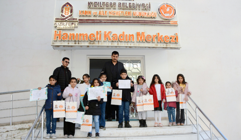 Belediye Karnelerini alan öğrencilere tatil hediyesi dağıttı