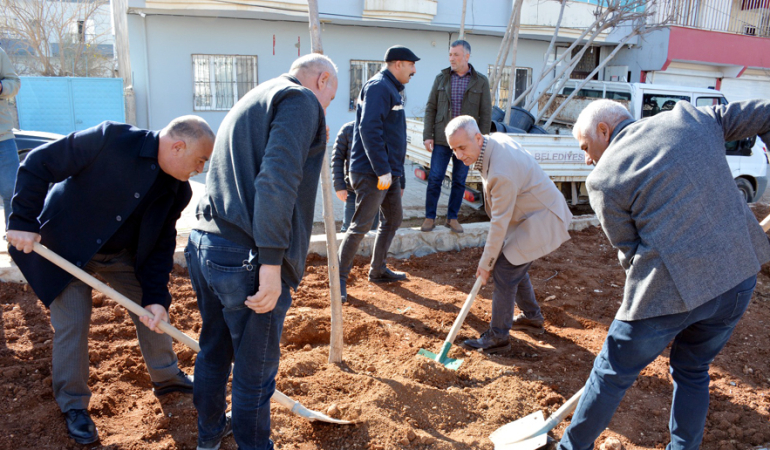 Başkan İpek, Kürkçüler Parkında ağaç dikti