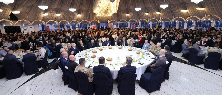 Valilik ve Büyükşehir Belediyesi Kızıltepe’de İftar Programı Düzenledi