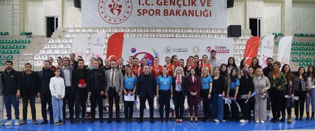 *Kadınlar sahada da güçlü: Voleybol heyecanı*
