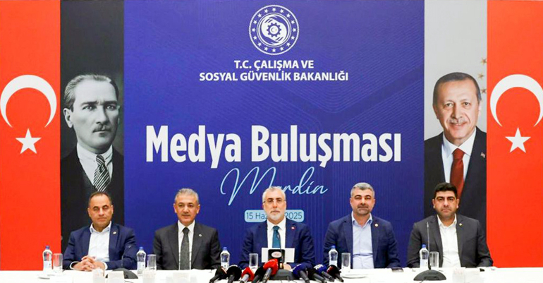 Bakan Işıkhan, Mardin’de “Medya Buluşması”nda Gazetecielrle Bir Araya Geldi