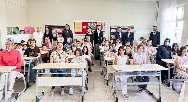 Kızıltepe’de 80 bin öğrenci karne ve tatil heyecanını birlikte yaşadı