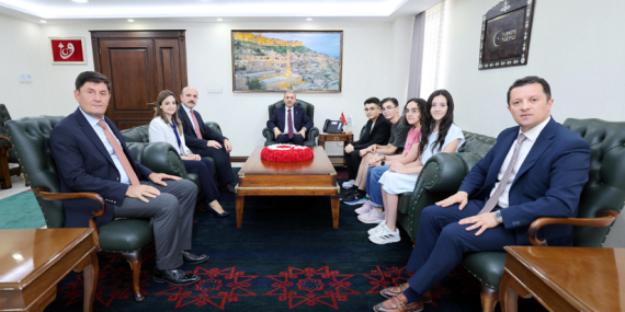 Vali Akkoyun, LGS Türkiye Birincisi Öğrencileri Makamında Ağırladı