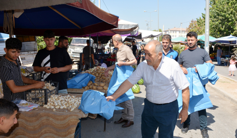 Pazar Esnafına Çöp Poşetleri dağıtıldı