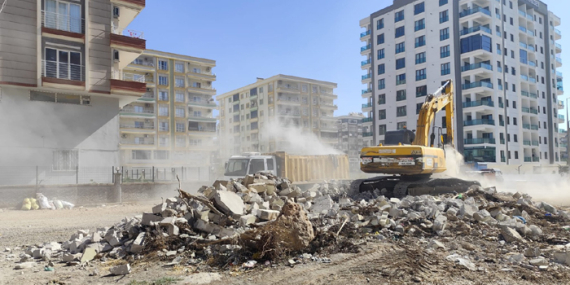 Yenikent Mahallesi’ndeki tehlikeli yapıya müdahale!