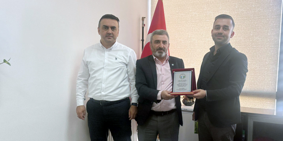 Mar-Kar Başkanı Demir’den Diş Hastanesi Müdürü Cengiz’e teşekkür plaketi