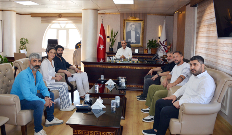 Zerhun’ Dizisi Ekibi Belediye Başkanı İpek’i Ziyaret Etti