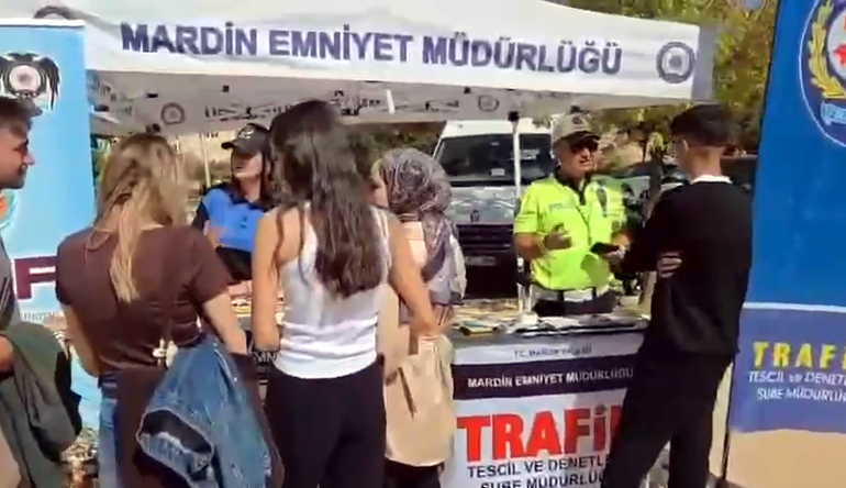 Mardin Emniyeti “El Ele Güvenli Geleceğe Projesi” ile Gençleri Bilgilendiriyor