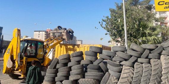 Zabıta yol kenarına bırakılan lastikler kaldırdı