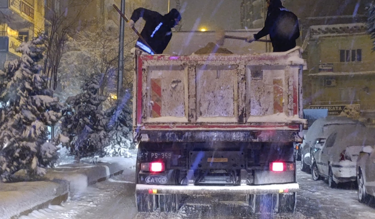 Kızıltepe Belediyesi’nden Kar ve Buzlanmaya Karşı Gece Boyu Mesai