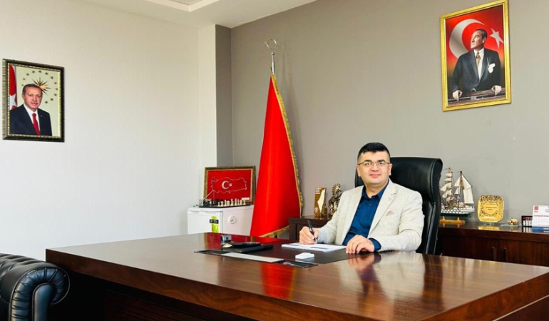 Şiir tutkusunu 3 Dilde şiir yazarak yeni bir boyuta getirdi