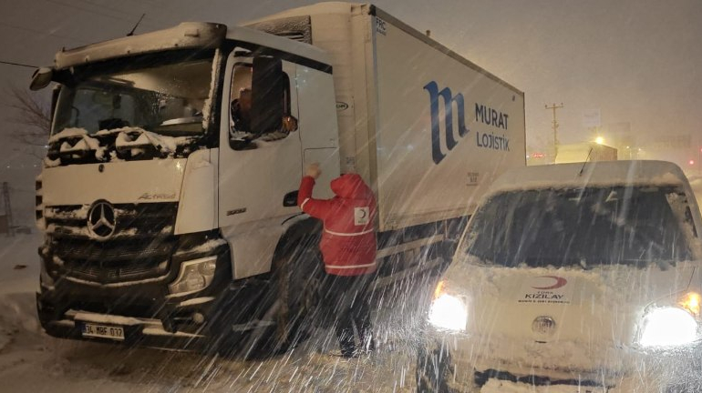 Mardin Kızılayı, Yolda Kalan Vatandaşların Yardımına Koştu!