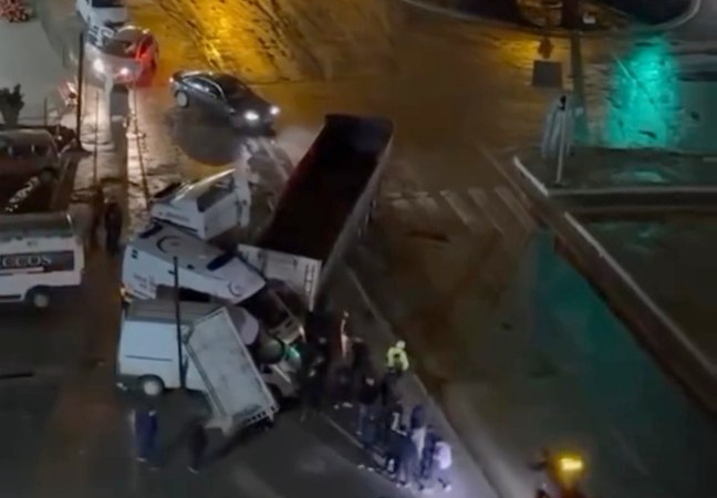 Ambulansın da karıştığı zincirleme kazada 4 kişi yaralandı