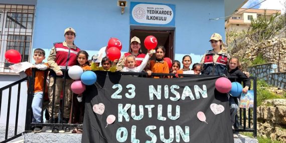 Jandarma’dan İlkokul öğrencilerine 23 Nisan Bayramı ziyareti