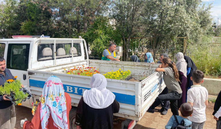 Kızıltepe Belediyesi’nden Mezarlıklara Mevsimlik Çiçek Dağıtımı