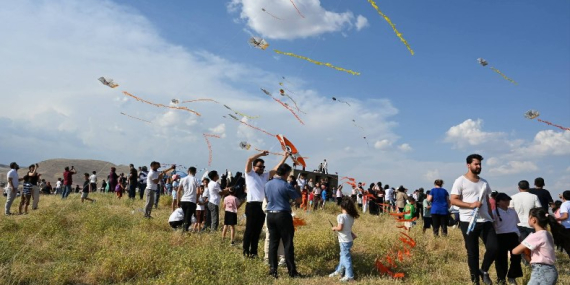 Kızıltepe’de Uçurtmalar Gökyüzünü Renklendirdi