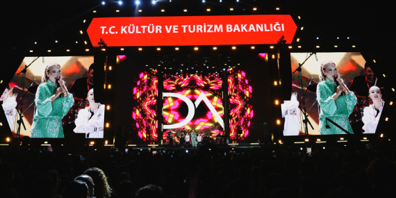 DEMET AKALIN, MARDİN KÜLTÜR YOLU FESTİVALİNE DAMGA VURDU